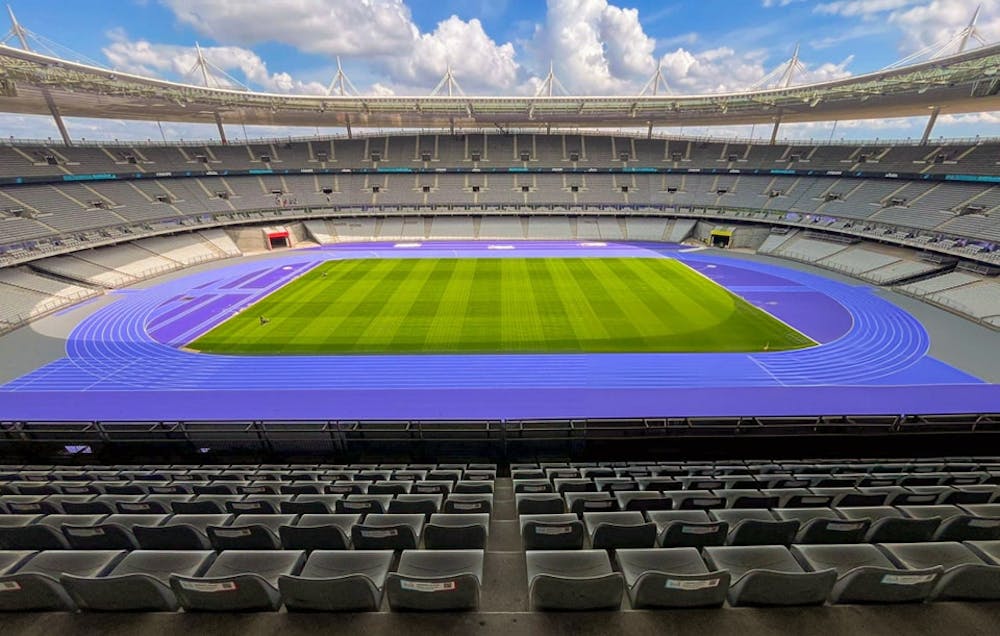 Έτοιμο το εντυυπωσιακό, μωβ ταρτάν στο Stade de France στο Παρίσι για τους Ολυμπιακούς Αγώνες! runbeat.gr 