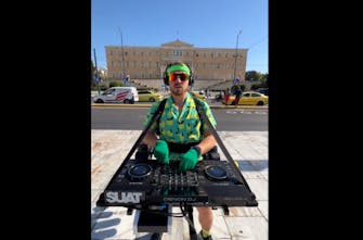 DJ έτρεξε στους δρόμους της Αθήνας παίζοντας μουσική! (Vid)