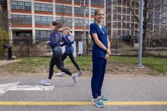 Βοστώνη: Έσπασε ρεκόρ Guinness τερματίζοντας με στολή νοσοκόμας για καλό σκοπό!