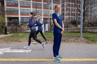 Βοστώνη: Έσπασε ρεκόρ Guinness τερματίζοντας με στολή νοσοκόμας για καλό σκοπό!