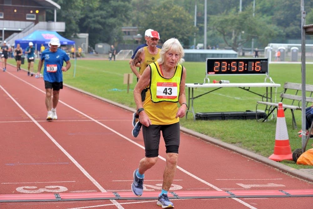 81χρονη έτρεξε 122 χιλιόμετρα σε αγώνα 24 ωρών! (Vid)