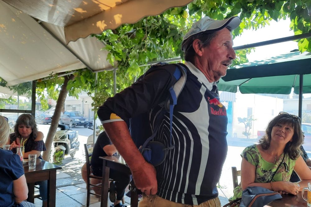 72χρονος Αυστριακός επισκέπτεται για 52 συνεχόμενα χρόνια την Κρήτη για να βαδίσει 20-30 χιλιόμετρα καθημερινά!