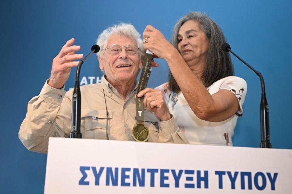 Ο καταξιωμένος εικαστικός Κώστας Τσόκλης φιλοτέχνησε το φετινό μετάλλιο του Μαραθωνίου