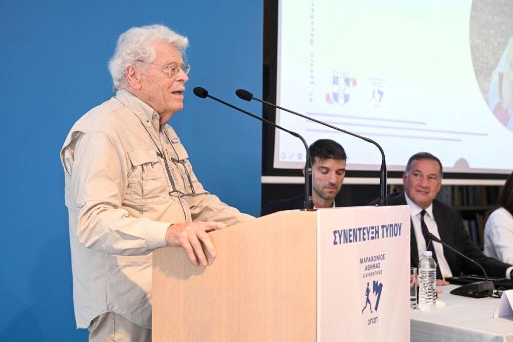 Ο καταξιωμένος εικαστικός Κώστας Τσόκλης φιλοτέχνησε το φετινό μετάλλιο του Μαραθωνίου runbeat.gr