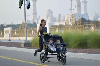 Μαμά έκανε παγκόσμιο ρεκόρ στον μαραθώνιο σπρώχνοντας καρότσι με τα δύο της παιδιά! 