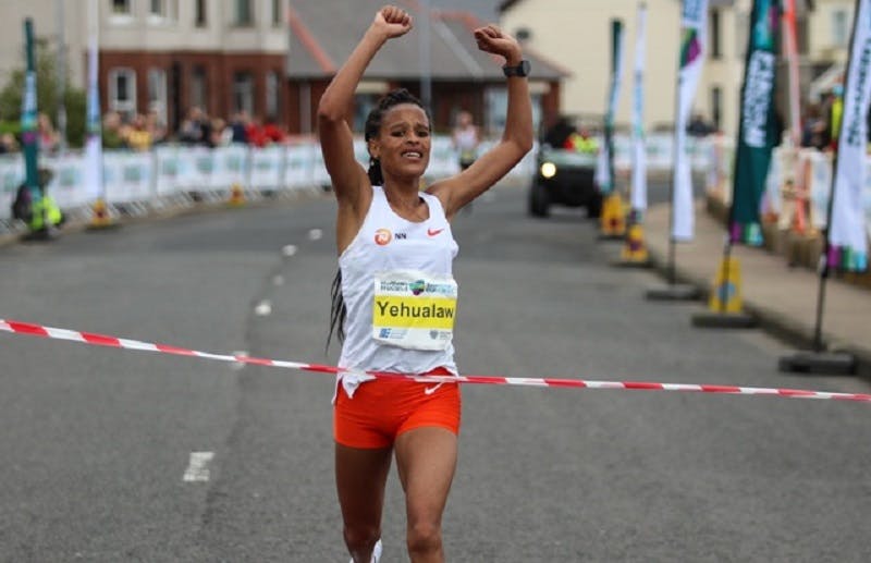 Παγκόσμιο ρεκόρ στον ημιμαραθώνιο γυναικών από την Yalemzerf Yehualaw με χρόνο 1:03.43