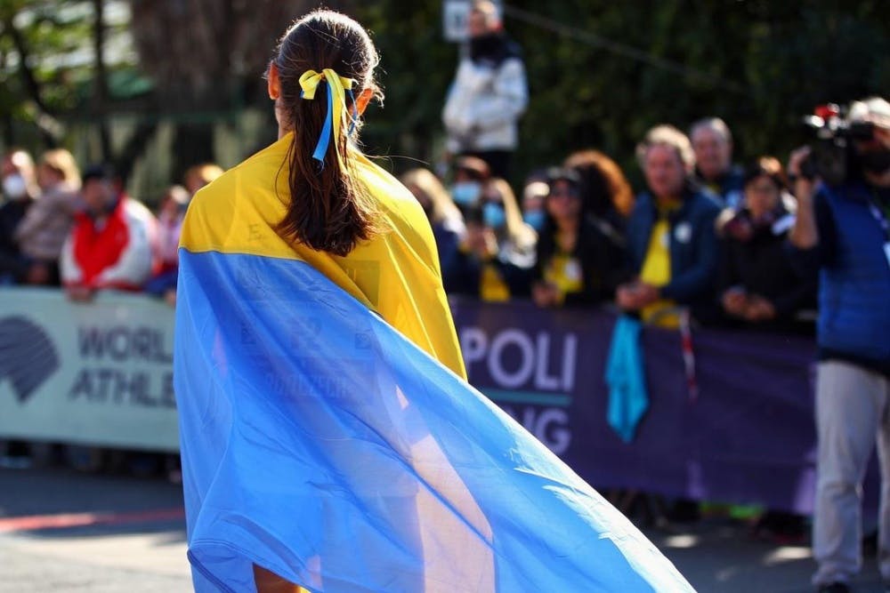 Νάπολι: Τερμάτισε με σημαία της Ουκρανίας και αφιέρωσε το ατομικό ρεκόρ της στην πατρίδα της η S. Yaremchuk (Vid)