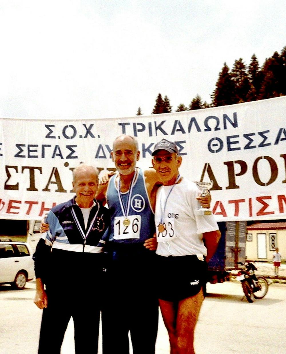 Ιούλιος Άμποτ: Από το «δεν μπορείς να κάνεις βήμα από το κρεβάτι» το 1961 στο Νυχτερινό Ημιμαραθώνιο Θεσσαλονίκης το 2022! runbeat.gr 