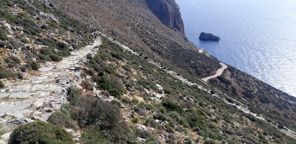 Πεζοπορία στην Αμοργό με θέα το απέραντο γαλάζιο (Pics) runbeat.gr