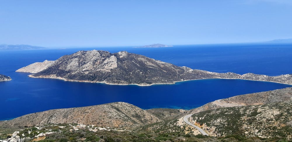 Πεζοπορία στην Αμοργό με θέα το απέραντο γαλάζιο (Pics) runbeat.gr