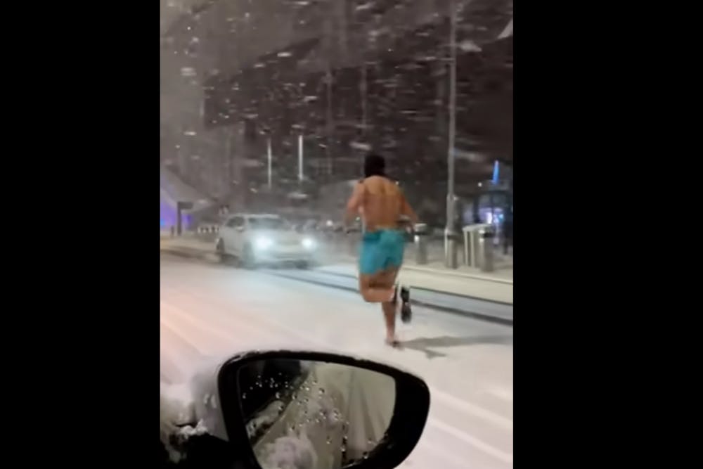 Άνδρας έγινε viral στην Αγγλία τρέχοντας δίχως μπλούζα μέσα στο χιόνι! (Vid)
