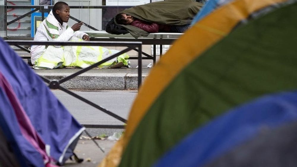 Γαλλία: Καταγγελίες ότι η κυβέρνηση εκδιώχνει τους άστεγους από το Παρίσι λόγω Ολυμπιακών Αγώνων (Vid)