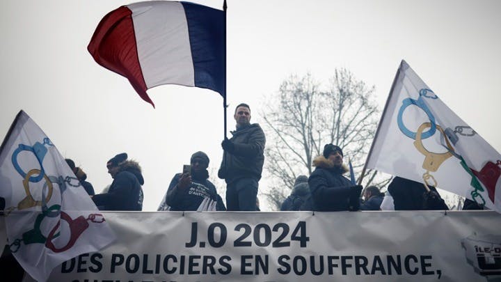 Παρίσι 2024-Οι αστυνομικοί διαδήλωσαν μέσα σε ανοικτά λεωφορεία απαιτώντας καλύτερες συνθήκες εργασίας
