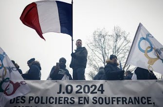 Παρίσι 2024-Οι αστυνομικοί διαδήλωσαν μέσα σε ανοικτά λεωφορεία απαιτώντας καλύτερες συνθήκες εργασίας