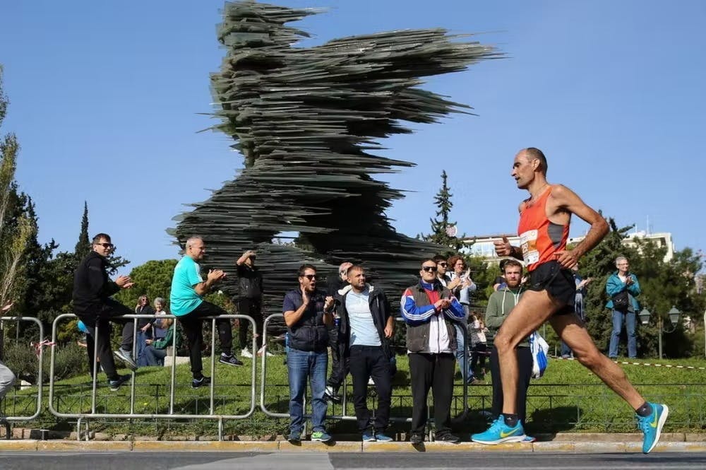 Αποκατάσταση μετά το Μαραθώνιο της Αθήνας με κρύο ή ζεστό; Τι απαντά η επιστήμη runbeat.gr
