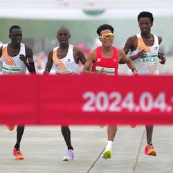 Πεκίνο: Οι διοργανωτές ημιμαραθωνίου ερευνούν… ύποπτο τερματισμό με τρεις Αφρικανούς να αφήνουν Κινέζο να κερδίσει! (Vid)