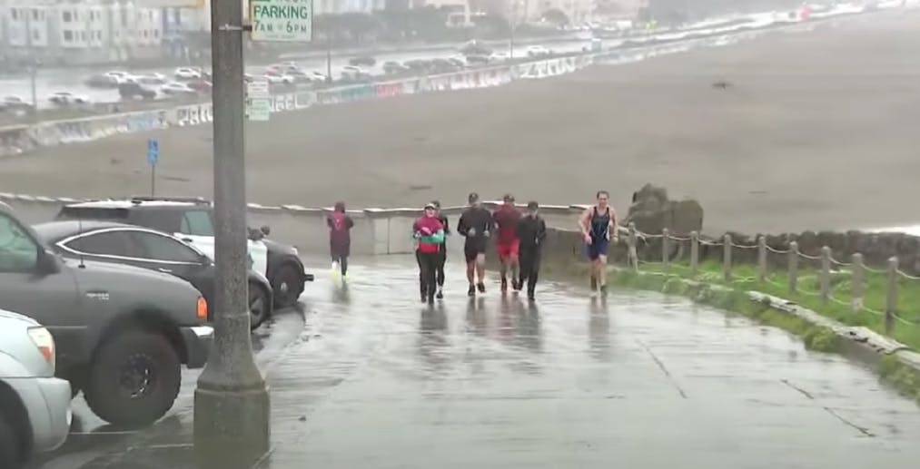 Ημιμαραθώνιος ακυρώθηκε στο Σαν Φρανσίσκο λόγω καιρού, αλλά κάποιοι αθλητές έτρεξαν μόνοι τους! (Vid)
