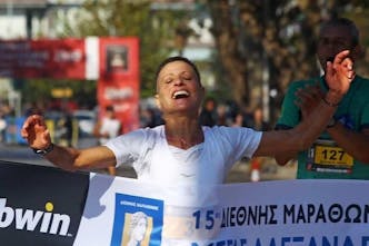 10ος Νυχτερινός Ημιμαραθώνιος Θεσσαλονίκης: Συγκίνησε με την προσπάθειά της η Σόνια Τσεκίνι