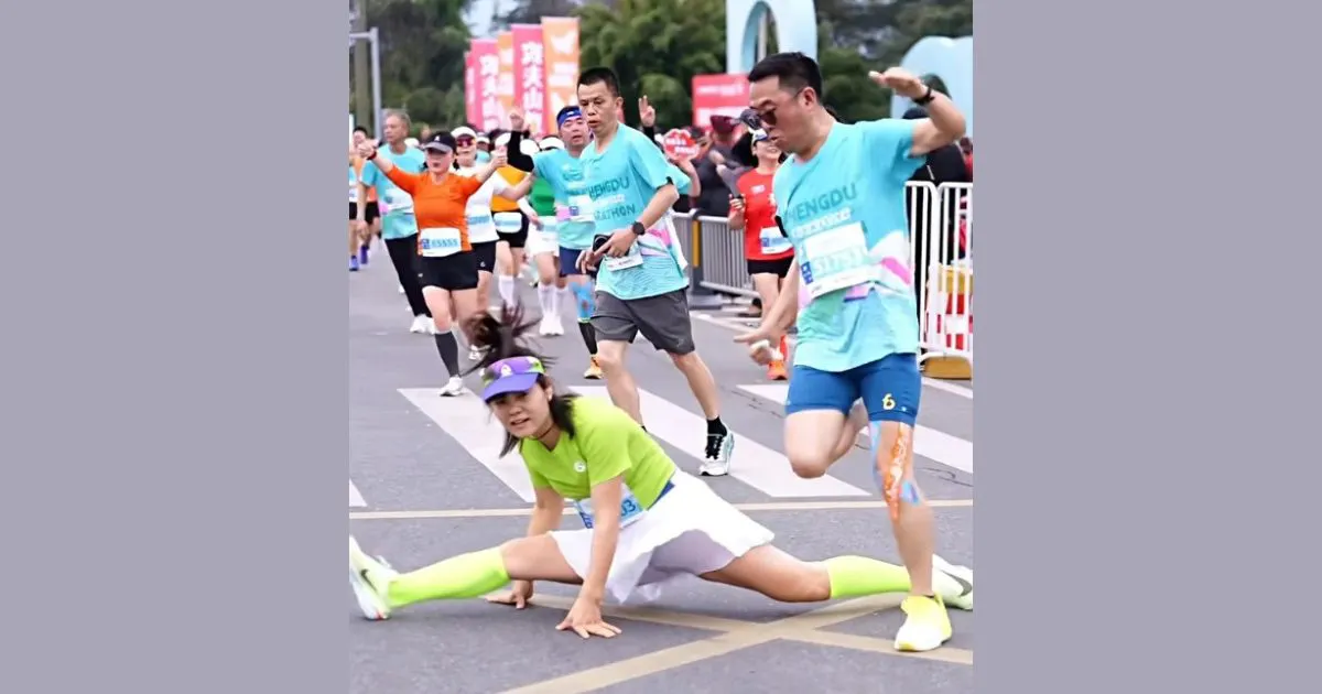 Δρομέας σταμάτησε στη μέση μαραθωνίου στην Κίνα, έκανε σπαγγάτο και… πόζαρε – Την απέκλεισαν οι διοργανωτές 