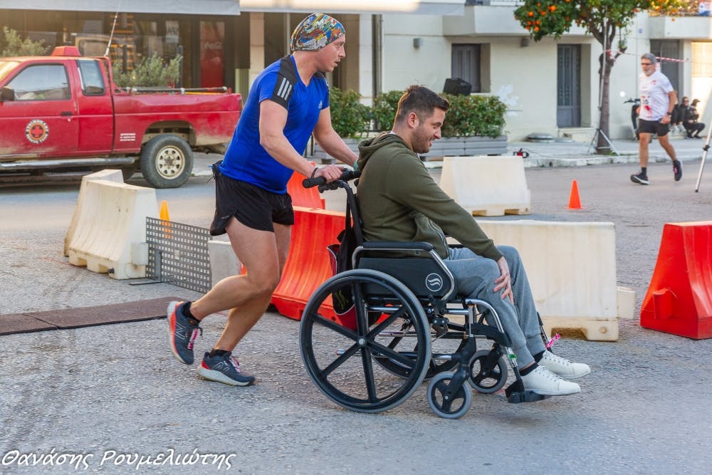 Διαλεκτάκης και Σαλονικιός διένυσαν 100χλμ με αναπηρικό καρότσι στον Sparta City Ultra