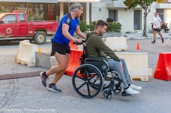 Διαλεκτάκης και Σαλονικιός διένυσαν 100χλμ με αναπηρικό καρότσι στον Sparta City Ultra