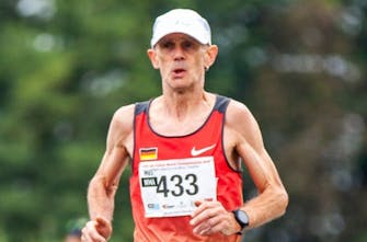 Σούπερ 71χρονος έτρεξε τα 100χλμ με ρυθμό 5:29/χλμ - Παγκόσμιος πρωταθλητής στην κατηγορία Μ70!