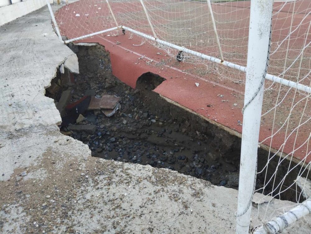 Πρόβλημα στο Δημοτικό στάδιο Κισσάμου: Τρύπα στο ταρτάν από την κακοκαιρία! (Pics) runbeat.gr