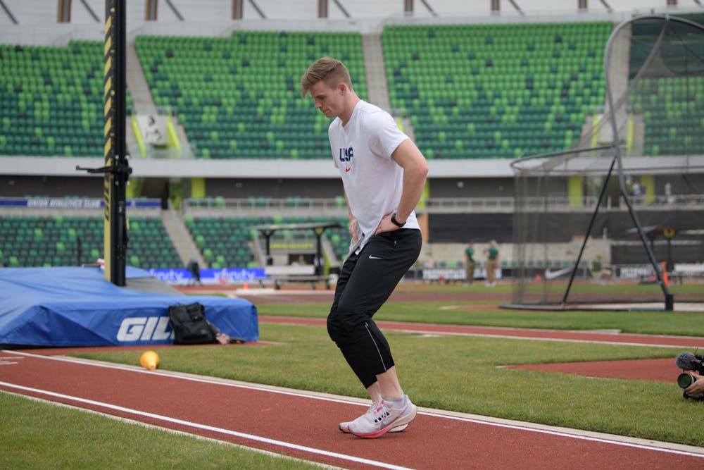 Πραγματοποιούν το ζέσταμά τους οι αθλητές του Diamond League του Γιουτζίν (Pics) runbeat.gr
