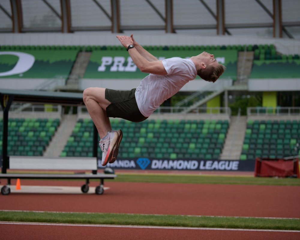 Πραγματοποιούν το ζέσταμά τους οι αθλητές του Diamond League του Γιουτζίν (Pics) runbeat.gr
