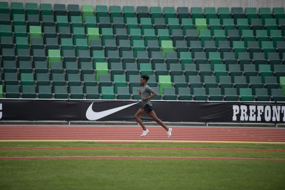 Πραγματοποιούν το ζέσταμά τους οι αθλητές του Diamond League του Γιουτζίν (Pics) runbeat.gr
