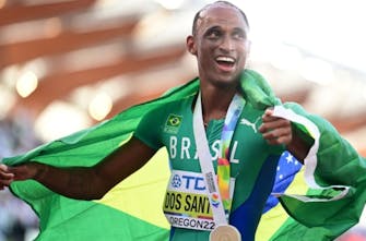 Alison dos Santos: Ο Βραζιλιάνος σταρ που επιβίωσε από έγκαυμα τρίτου βαθμού και στέφθηκε παγκόσμιος πρωταθλητής στα 400 μέτρα με εμπόδια