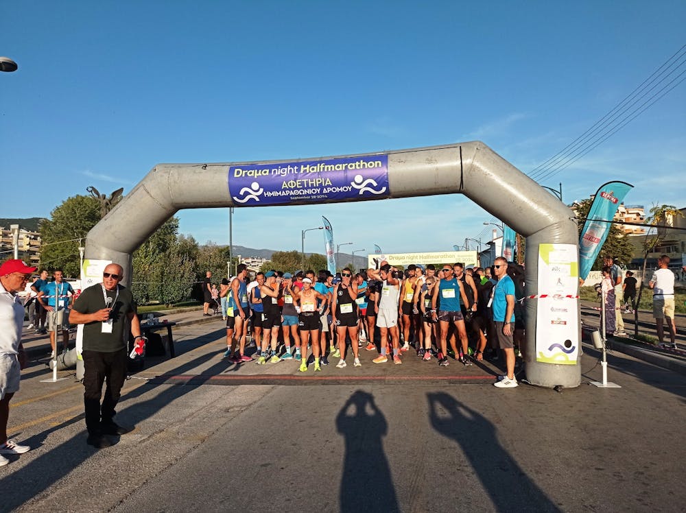 1ος Νυχτερινός Ημιμαραθώνιος Δράμας: Ιατρουδέλλης και Γαβριηλόγλου τις πρωτιές! runbeat.gr