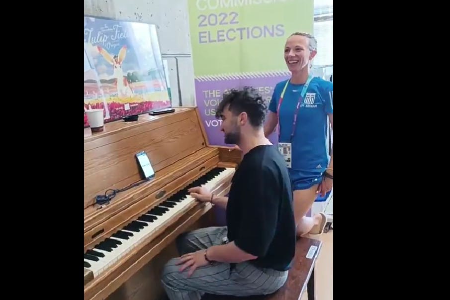 Ο σύζυγος της Α. Ντρισμπιώτη έπαιξε στο πιάνο τον Εθνικό ύμνο μετά την μεγάλη της επίδοση στο Παγκόσμιο Πρωτάθλημα! (Vid)