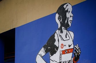 Ένα μοναδικό γκράφιτι στην καρδιά του Βερολίνου για χάρη του Eliud Kipchoge