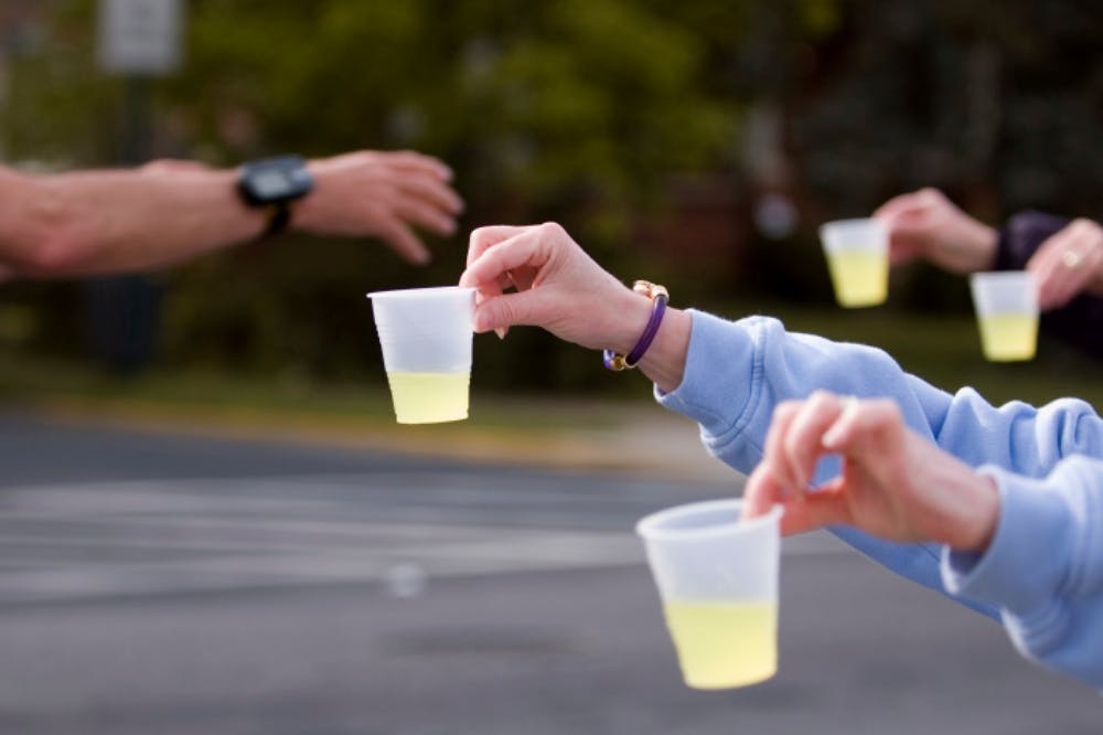 Μαραθώνιος Αθήνας: Όλα όσα πρέπει να ξέρεις για τους ηλεκτρολύτες πριν, κατά τη διάρκεια και μετά τον αγώνα runbeat.gr