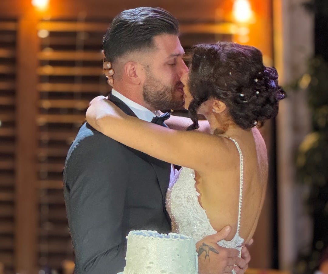 Ανέβηκαν τα σκαλιά της εκκλησίας η Ανδριάννα Φέρρα και ο Νίκος Αποσπόρης