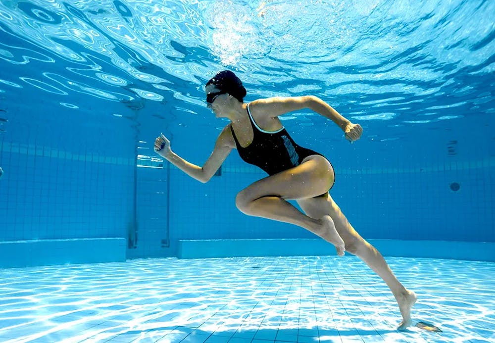 Κολύμβηση για δρομείς: Πώς η προπόνηση στο νερό θα ενισχύσει το τρέξιμο σας runbeat.gr