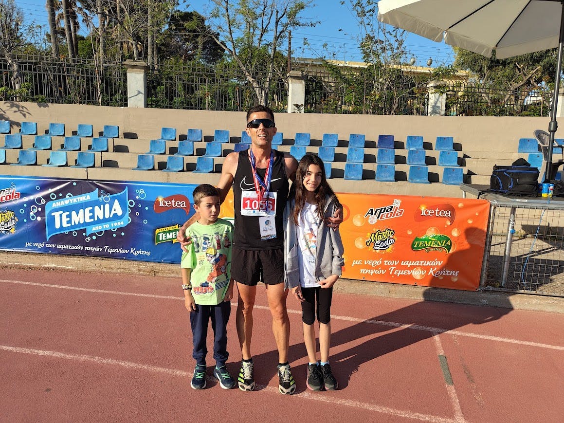 8ος Μαραθώνιος Κρήτης: Πρωτιά στα 10 χιλιόμετρα για τον Γεωργαλά – Αγκαλιά με τα παιδιά του στον τερματισμό (Vid & Pics) 
