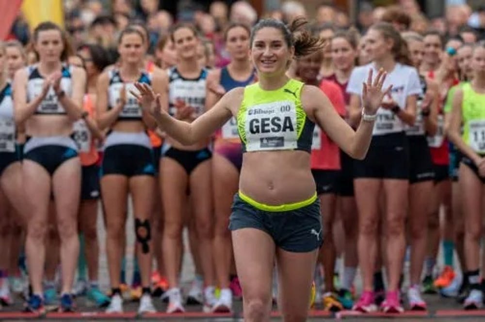 Gesa Krause: Τριών μηνών έγκυος έτρεξε τα 5 χιλιόμετρα σε 17:31!