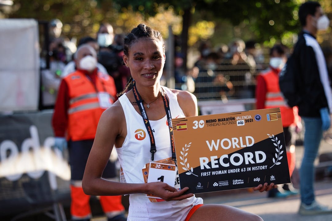 Letesenbet Gidey: Με τρία παγκόσμια ρεκόρ στις αποσκευές της κυνηγάει το τέταρτο στο Μαραθώνιο της Βαλένθια (Vid)