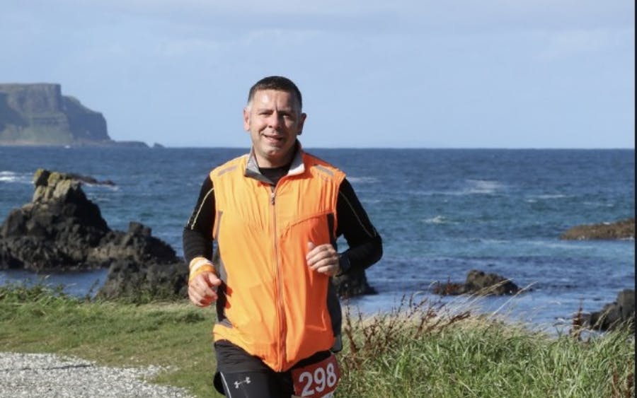 42ος ΑΜΑ: Ο Στίβεν Κέλι θα γιορτάσει τους 100 μαραθωνίους του στην Αθήνα – Η ξεχωριστή ιστορία του