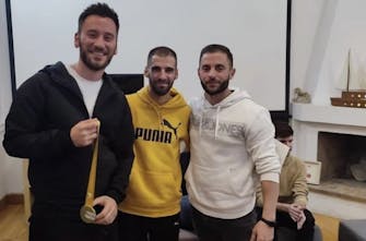 Ο Παναγιώτης Καραΐσκος δώρισε το μετάλλιο του ΑΜΑ στη Διάβαση ΚΕΘΕΑ