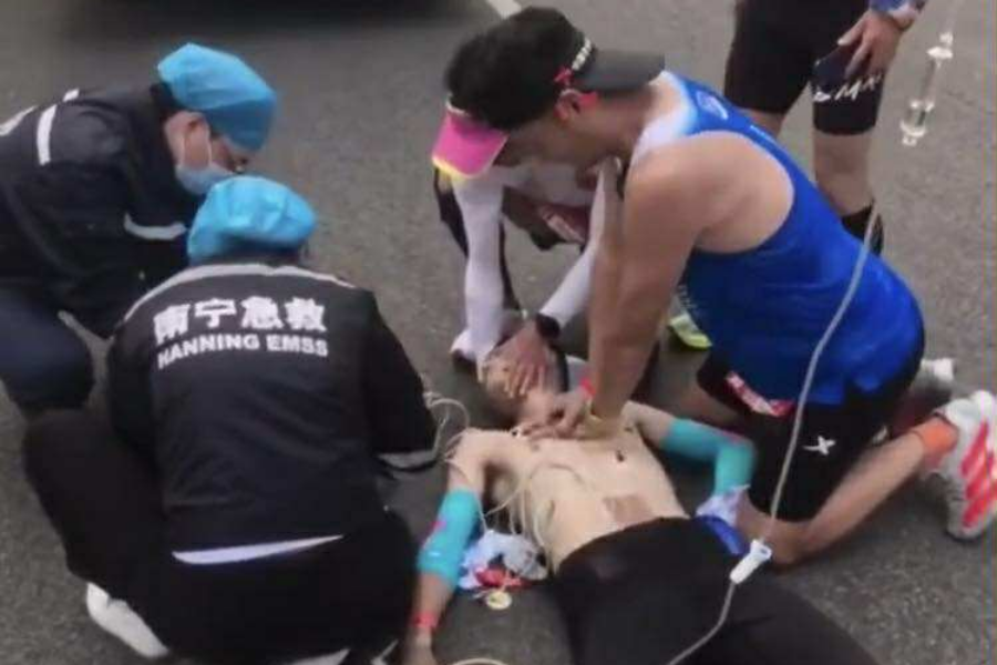 Συγκλονιστικό βίντεο: Δρομέας έσωσε συναθλητή του με ΚΑΡΠΑ κατά τη διάρκεια Μαραθωνίου (video)