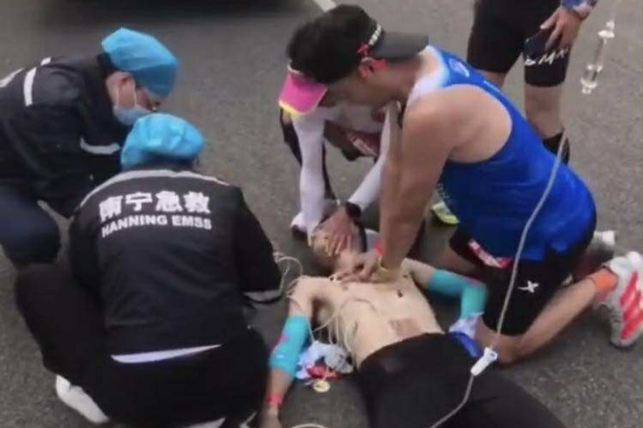 Συγκλονιστικό βίντεο: Δρομέας έσωσε συναθλητή του με ΚΑΡΠΑ κατά τη διάρκεια Μαραθωνίου (video)