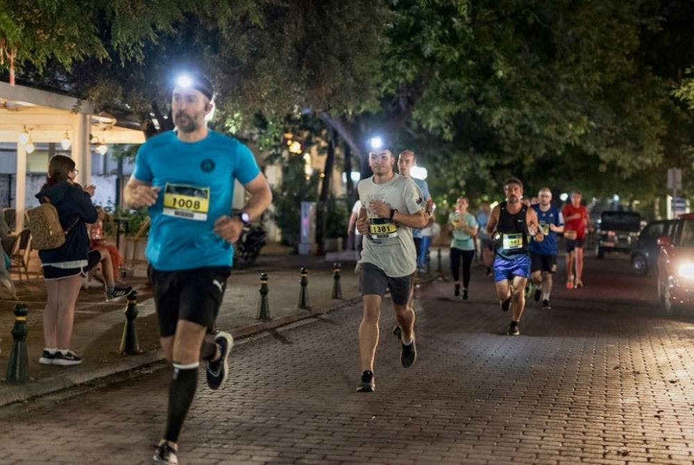 2ο Kifissia Runners in the Night: Εκατοντάδες δρομείς έκαναν τη νύχτα μέρα στην Κηφισιά