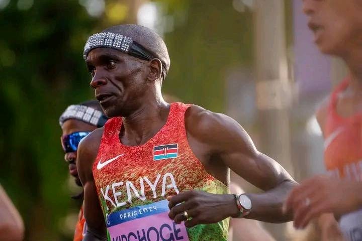 Παρίσι 2024: Δυσκολεύεται ο Kipchoge στον μαραθώνιο – Μακριά από τις πρώτες θέσεις