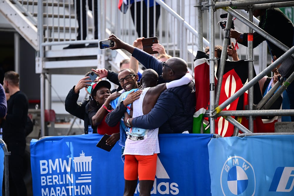 Ο Βασιλιάς το έκανε ξανά: Νέο παγκόσμιο ρεκόρ με 2:01:09! runbeat.gr