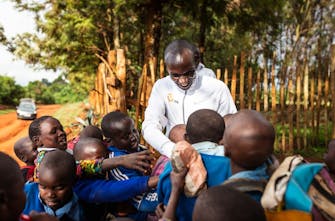 Ο Kipchoge ξεκίνησε το δικό του ίδρυμα για να βοηθήσει παιδιά που το έχουν ανάγκη