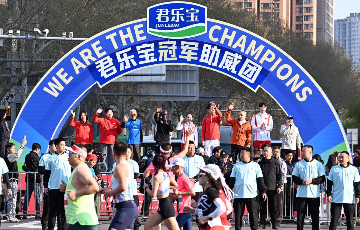 «Χαμός» για τον Eliud Kipchoge στον μαραθώνιο της Σιχιαζουάνγκ την Κίνα (vid)