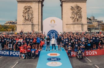 Kipchoge: Ο θρύλος του μαραθωνίου και πρεσβευτής του «Παρίσι 2024» έτρεξε με τον κόσμο στα Ηλύσια Πεδία (Pics & Vids)